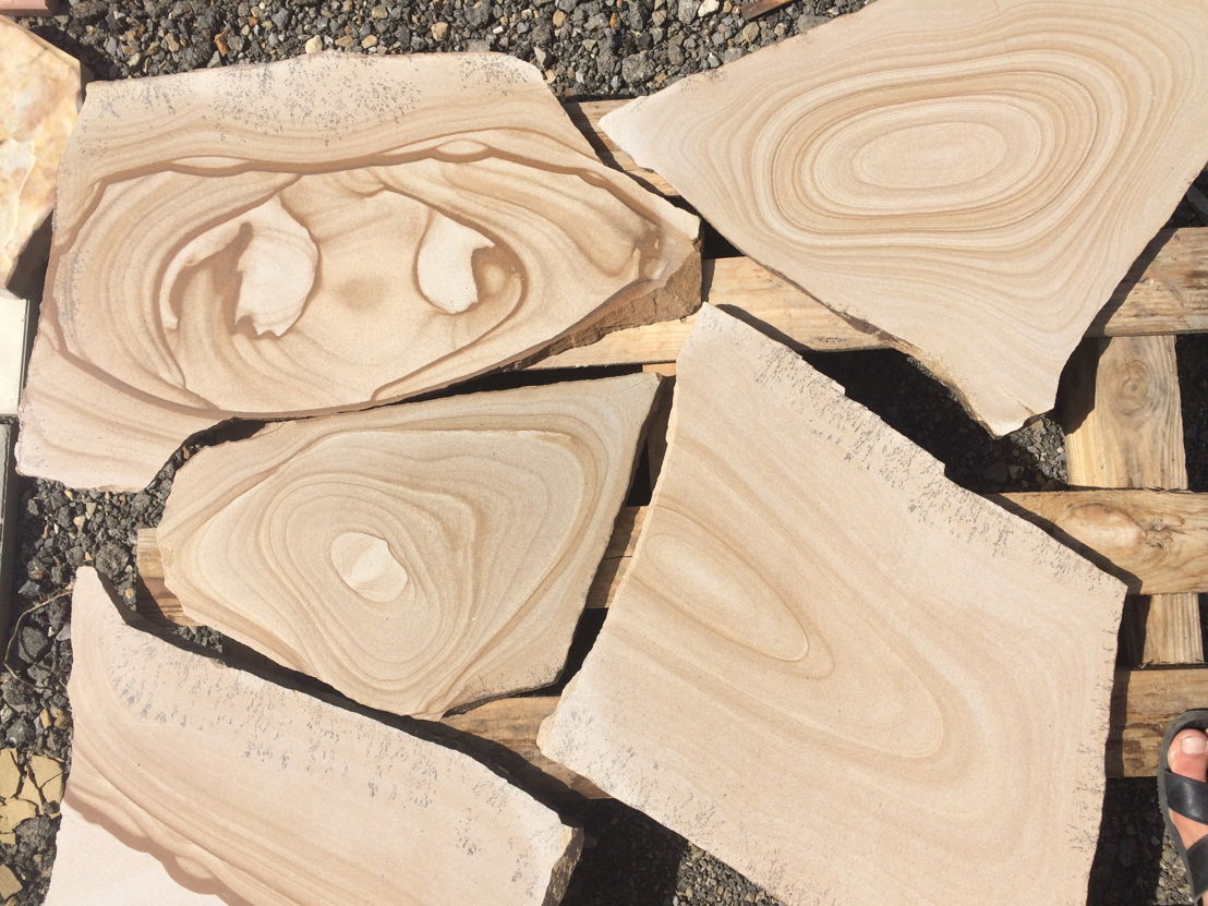 Песчаник с «деревянными» разводами — естественность натурального камня